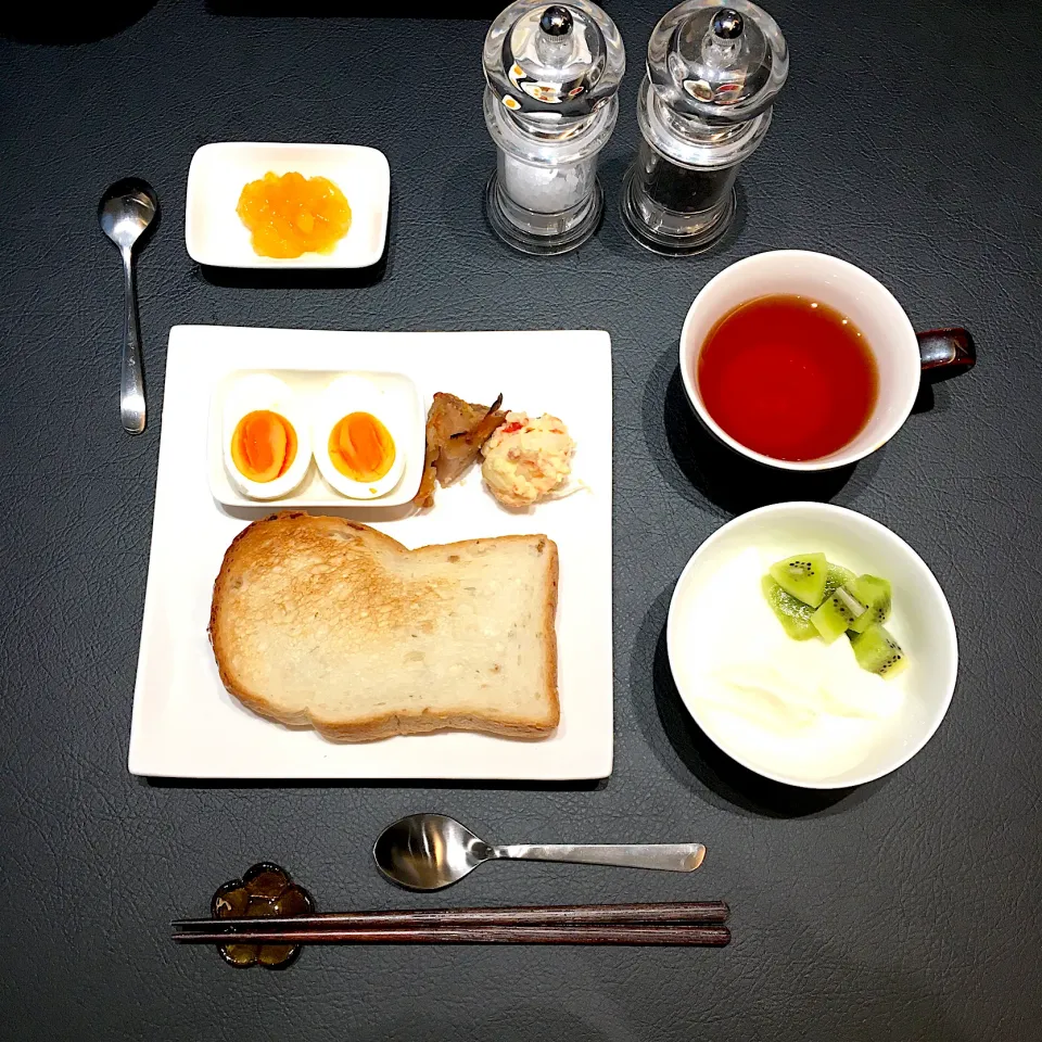 パンとヨーグルトで朝食😋|walnutさん