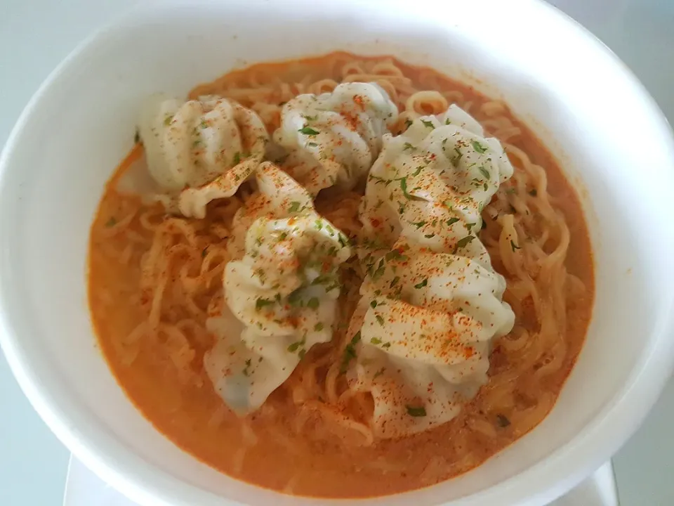 Tom yum noodles with Korean dumplings 😋|🌷lynnlicious🌷さん