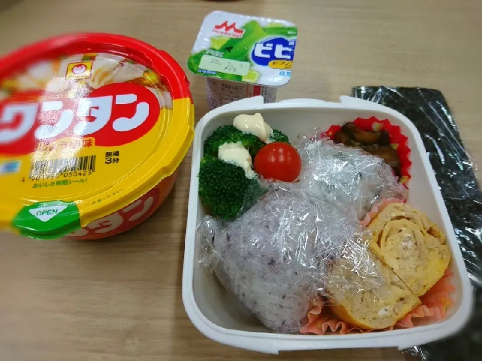 Snapdishの料理写真:★今日のお弁当★
☆おにぎり(鮭わかめ ゆかりと梅干し)
☆鶏そぼろ入り玉子焼き
☆ブロッコリー
☆ワンタンスープ
☆アロエヨーグルト|☆Chieco☆さん