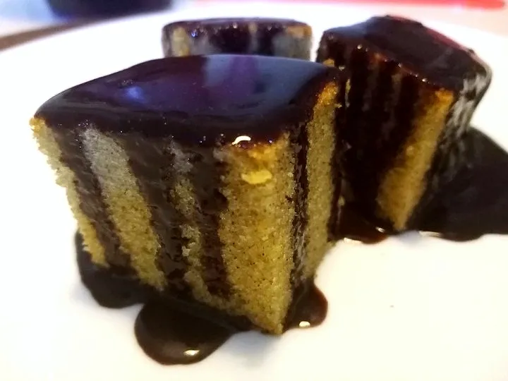 Banana cake with chocolate ganache by me.|Momoy Monalizaさん