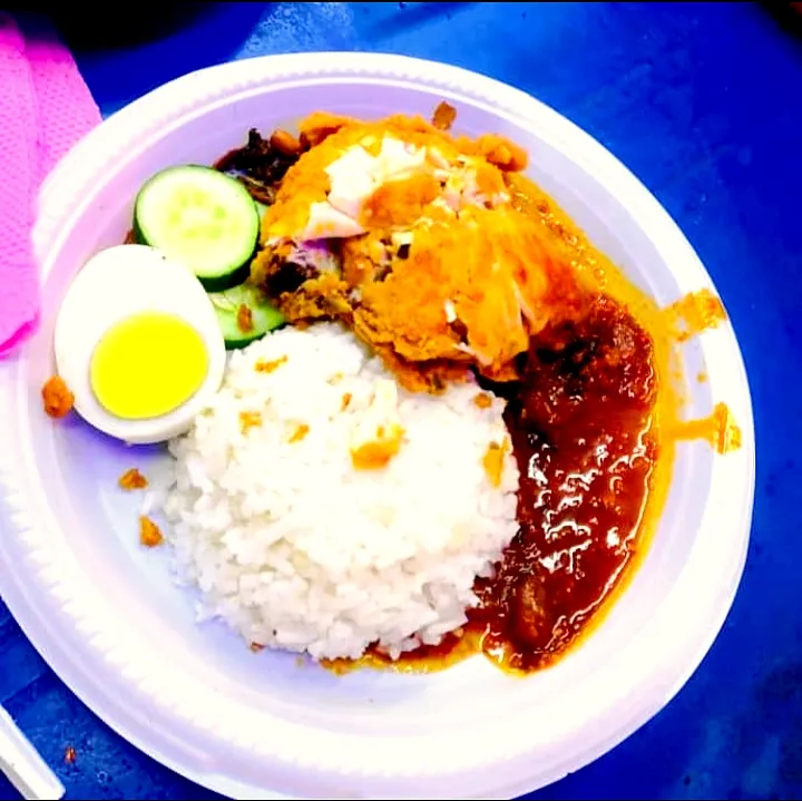 Fried chicken with nasi lemak in #gurneyroadpenang|Momoy Monalizaさん