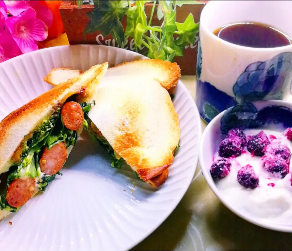 Snapdishの料理写真:today's breakfast!

サラダほうれん草とウインナーのホットサンド( ˘ ³˘)♥うま〜ぃ🤩|ペンギンさん