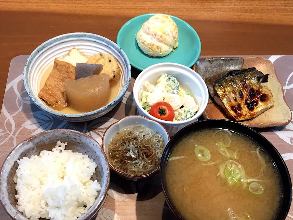 晩御飯
焼き塩鯖、ブロッコリーとエビのサラダ、おでん、雑魚おろし、白米、大根としめじの味噌汁、伊予柑|かよちゃんさん