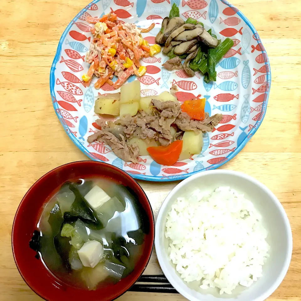 肉じゃが、アスパラとしいたけのバター醤油炒め、にんじんとコーンのツナマヨ和え、白菜とお豆腐のお味噌汁|mayaさん