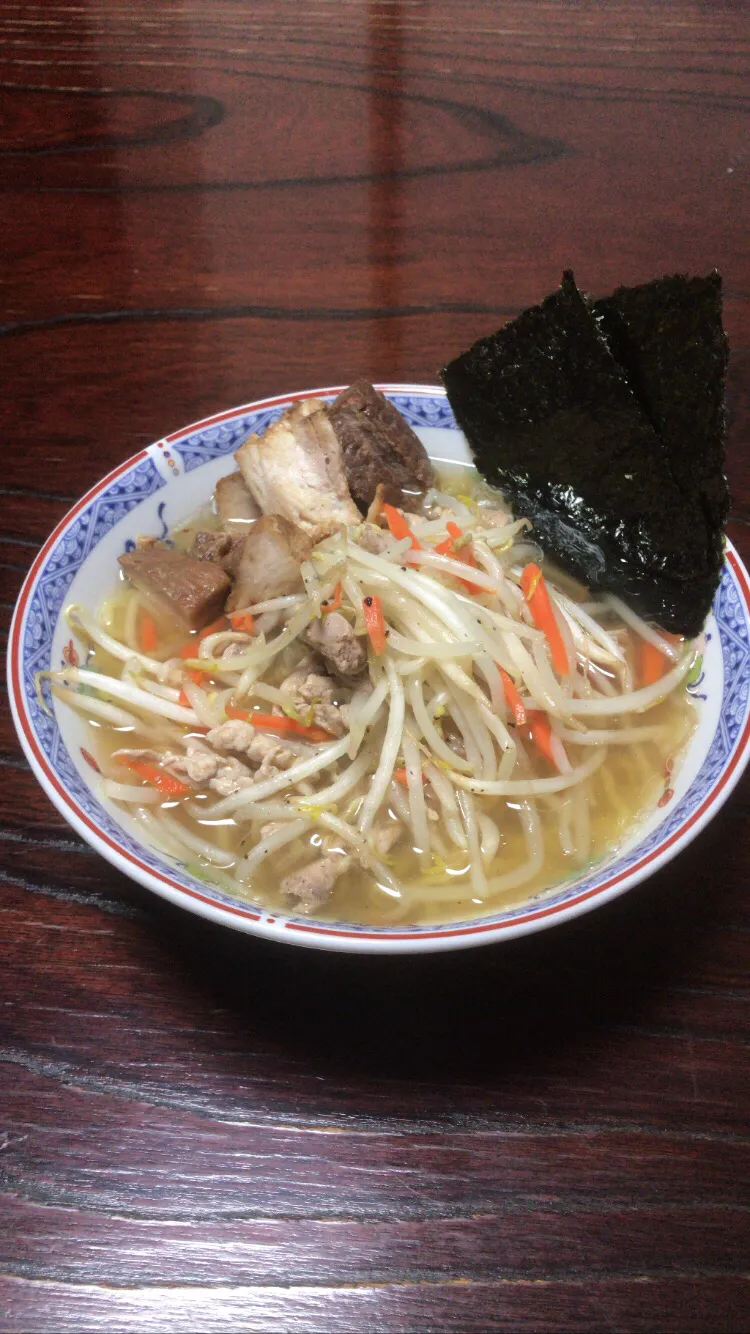 子供達の晩御飯。塩ラーメン(笑)自家製チャーシューと共に。|ちーさん