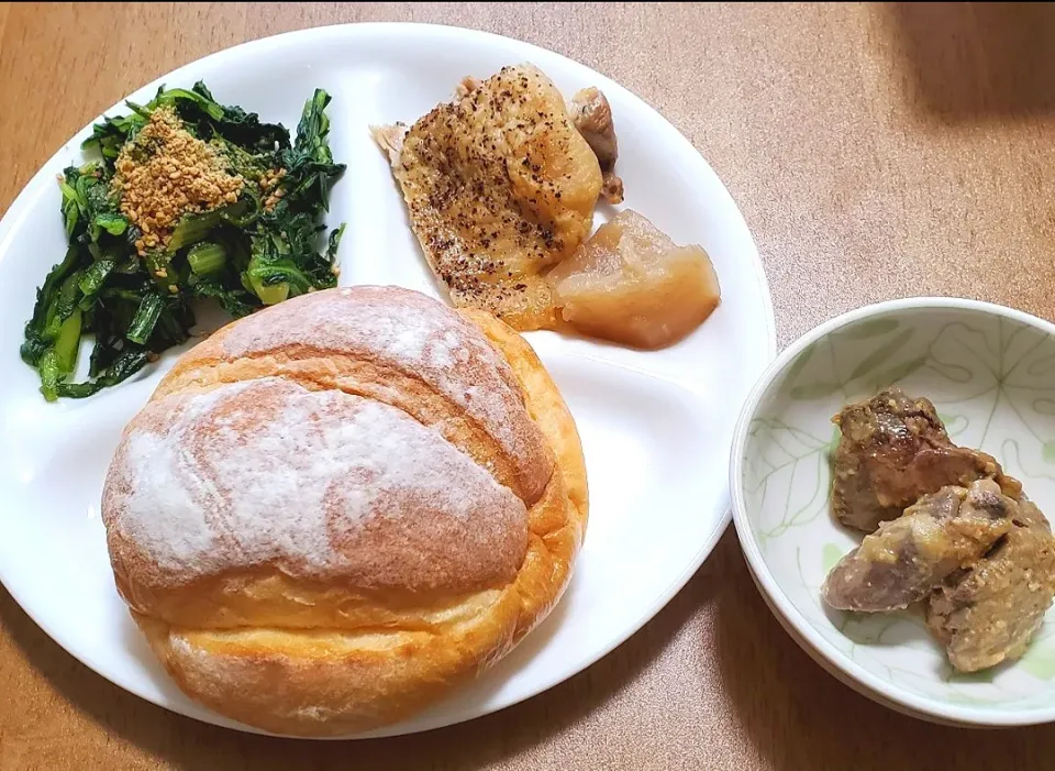 Snapdishの料理写真:春菊のごま和え
グリルペッパーチキン
蕪の煮物
レバーの生姜味噌煮
ミルクパン|ナナさん