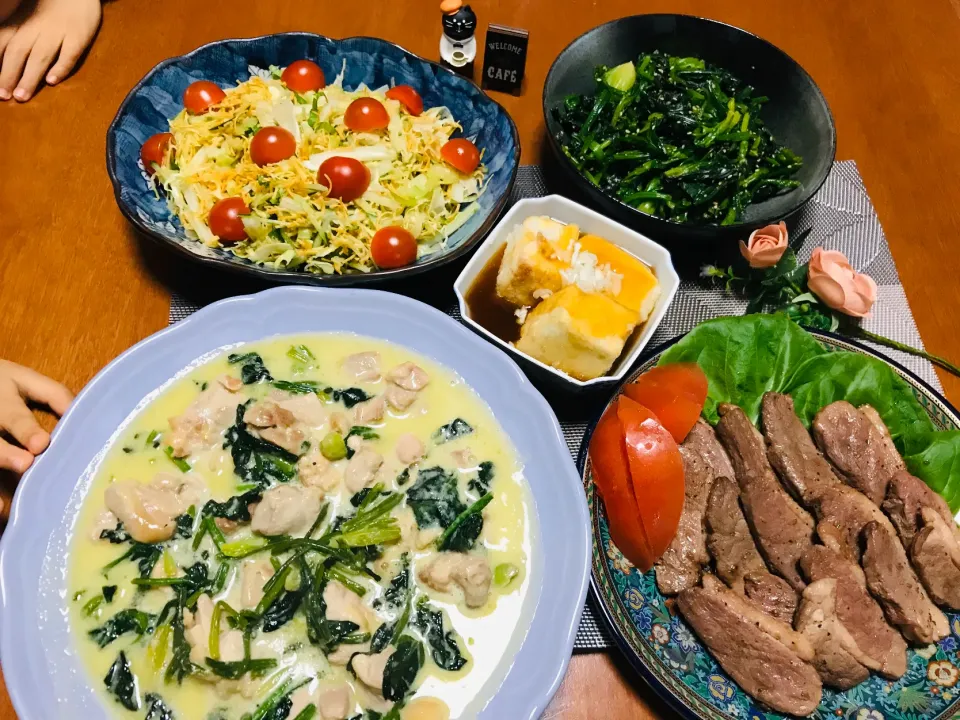 Snapdishの料理写真:「鶏肉とほうれん草のクリーム煮」と「鴨肉の塩タレ焼き」と「揚げ出し豆腐」と「ほうれん草の胡麻和え」と「無限キャベツのサラダ」|バシュランさん