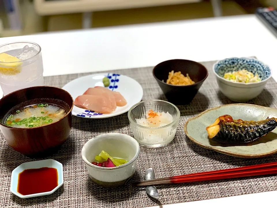 晩ごはん。
サバの塩焼き、大根おろし、白菜サラダ、切干大根の煮物、ブリのお刺身、なめこと豆腐のお味噌汁。|yukiさん