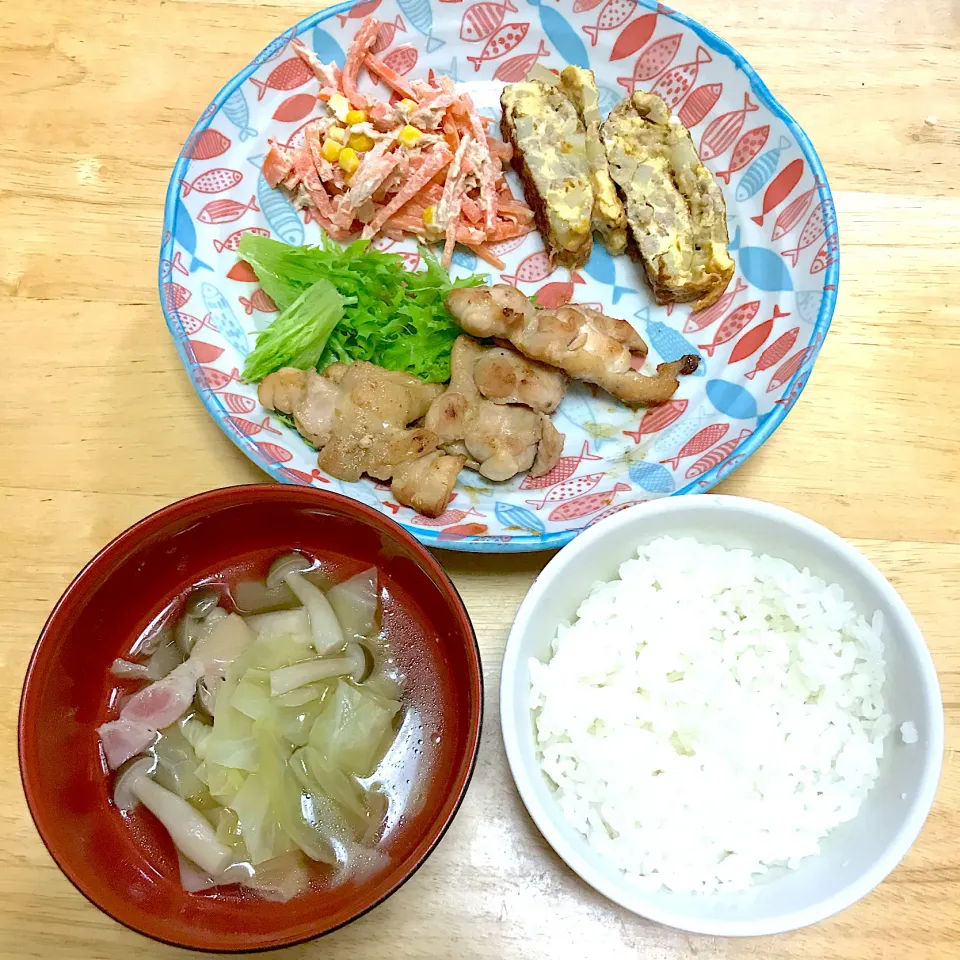 鶏肉のソテー、ひき肉とじゃがいもの卵焼き、にんじんとコーンのツナマヨ和え、キャベツとしめじとベーコンのスープ|mayaさん