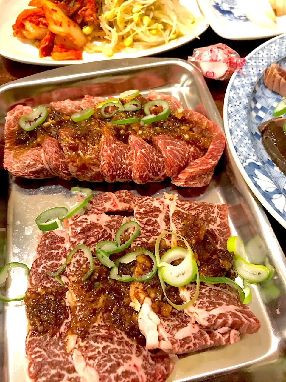 六甲牛　ハラミと腕肉　ガーリックたっぷりのもみだれで焼肉|カピバラおやじさん