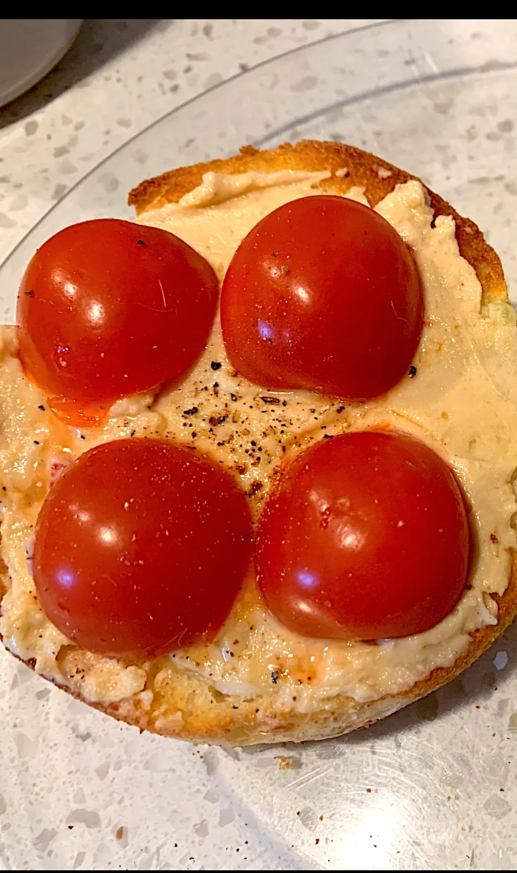 Hummus & Cherry Tomatoes toast|🌺IAnneさん