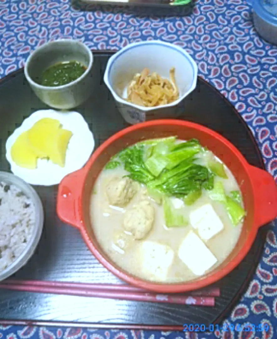 Snapdishの料理写真:よねばーばの朝ごはん
ごま豆乳鍋
干し大根の煮物
もずく酢
赤飯、たくわん|yoneばーばさん