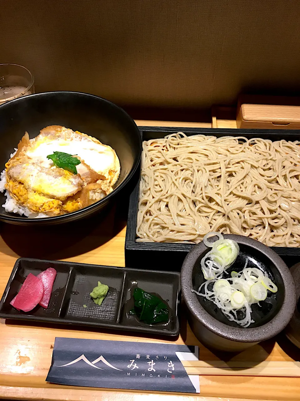 Snapdishの料理写真:肩ロースカツ丼(小)と蕎麦のセット@みまき(赤坂)|yoooochanさん