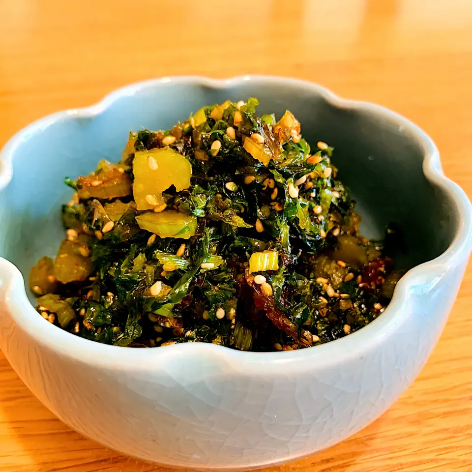 セロリの葉のごま油炒め🌱ふりかけ🌱茎はサラダや漬物に❣️葉っぱの美味しいから捨てる所は無しNO|いちごさん