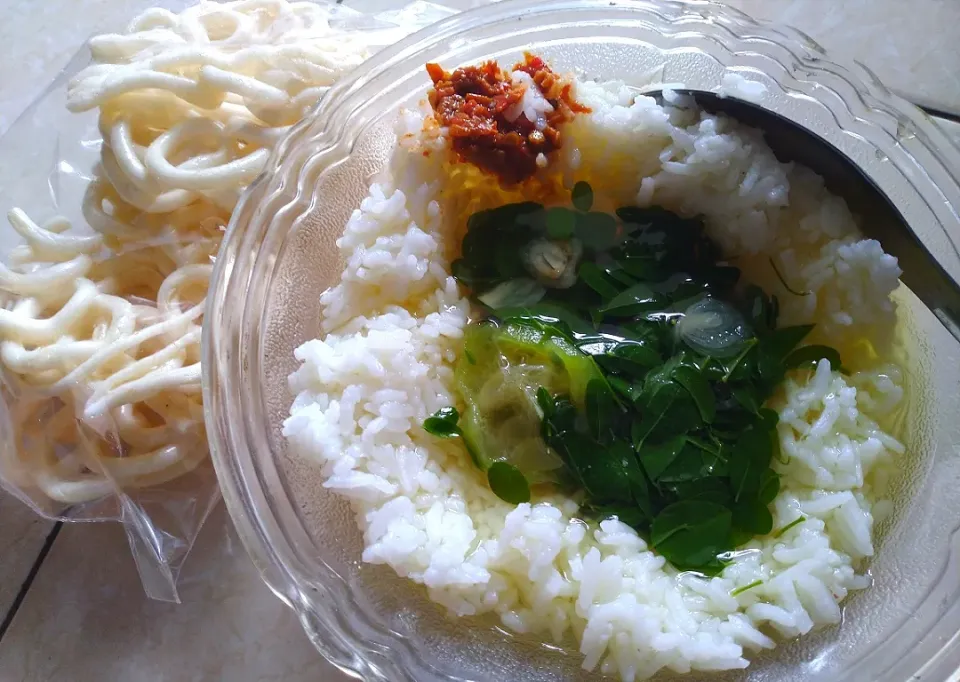 Sayur bening kelor + sambal terasi + kerupuk|Debie Vieさん