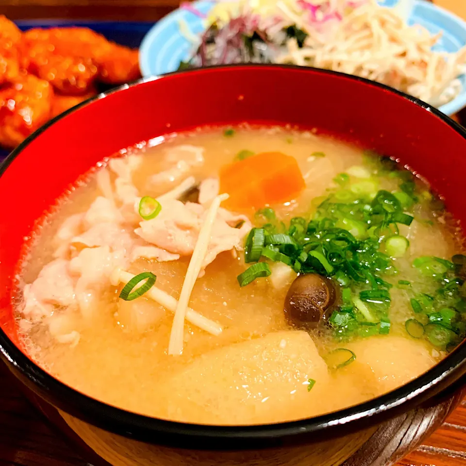 豚汁🐷野菜ときのこと豚肉具だくさん豚汁♨️食べるとあたたまる|いちごさん