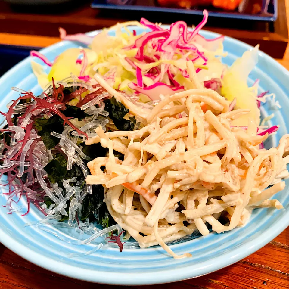 サラダ🥗キャベツ、紫キャベツ、セロリ&海藻&牛蒡サラダ|いちごさん