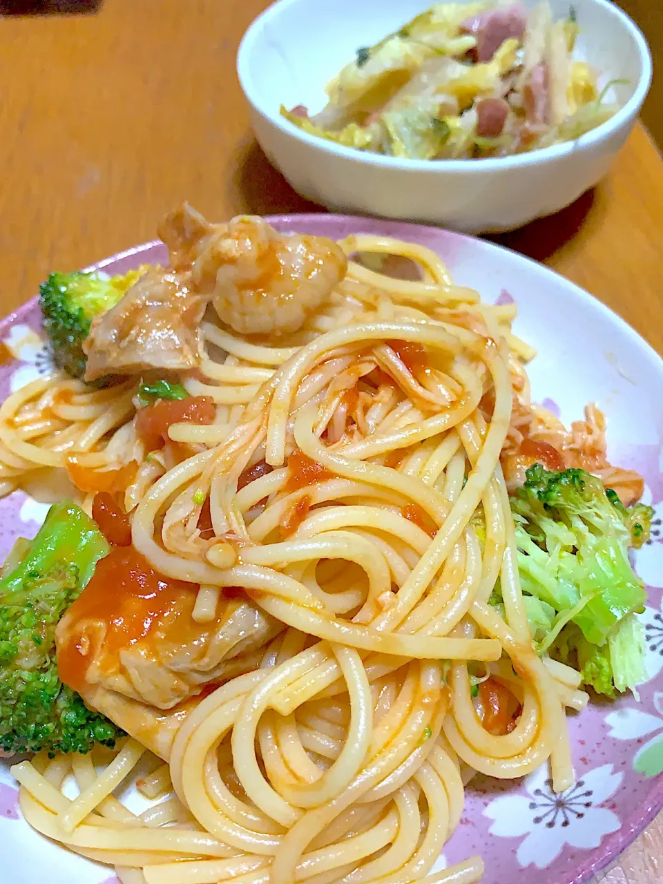 #もも肉とブロッコリーえのきのトマトパスタ   #レンチン白菜とベーコンのうま煮|みかんさん