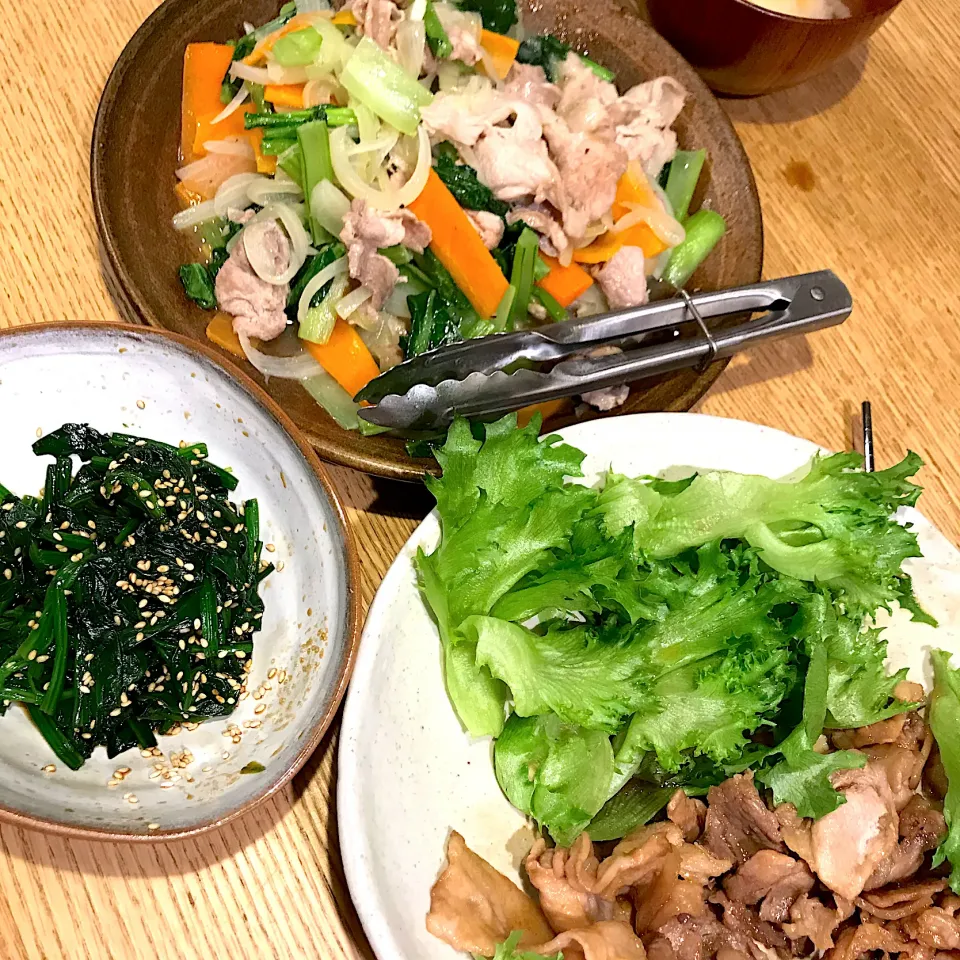 Snapdishの料理写真:小松菜と豚の野菜炒め.豚炒め、ほうれん草の胡麻和え|popoさん