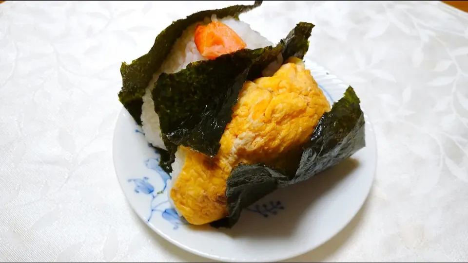 1/29の夜勤弁当
ウインナー入り玉子焼き巻きおにぎり
塩鮭のおにぎり🍙|卯月さん