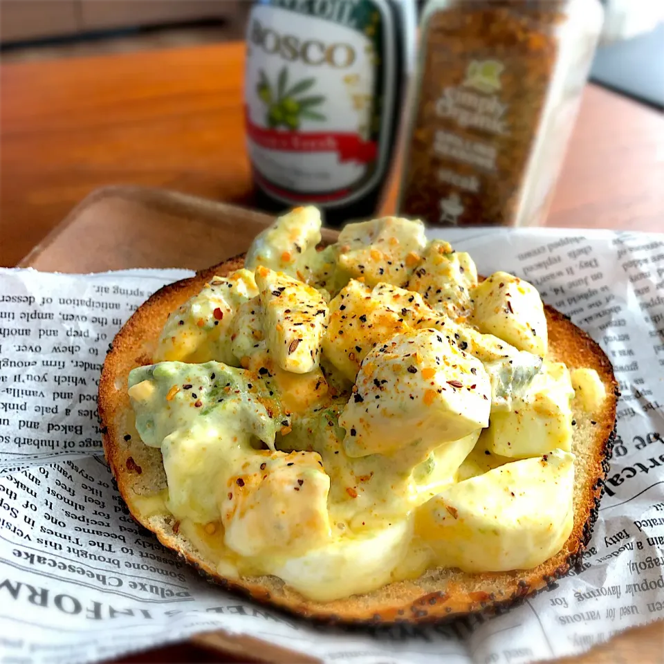 アボカドとゆで卵のハニーマスタードサラダでオープンサンド🥑😋🍳|ららさん