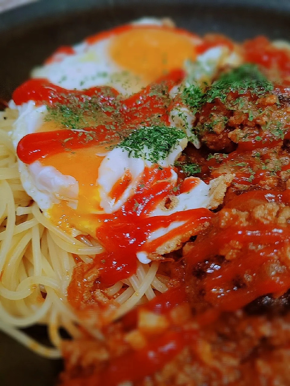 早速の目玉焼きのっけての
ミニハンバーグミートソースパスタ♪♪|砂糖味屋キッチンさん