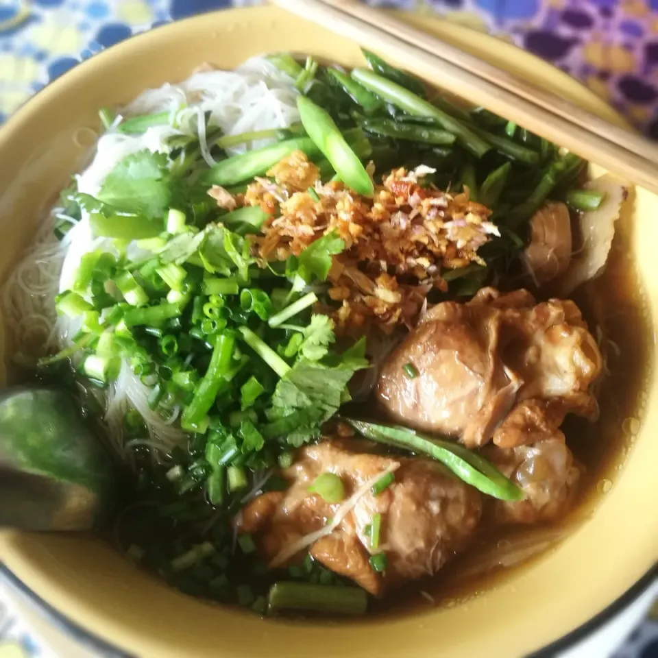 kuai teaw kai tun ~ slow cooked chicken with herbs noodles soup|Eat in Thaiさん