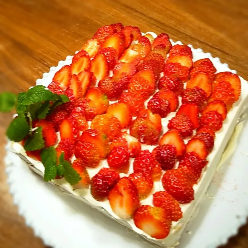 いちご🍓たっぷりスクエアケーキ🎂|いりごまさん