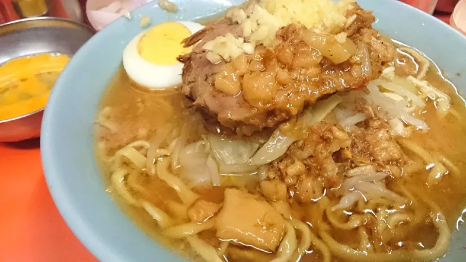 【1991年ラーメン二郎
赤羽店として創業】
ラーメン富士丸 神谷本店
富士丸ラーメン（900円）
－麺半分
＋生卵（麺半分サービス）
＋ニンニク（無料）
＋ちょいアブラ（無料）
＠志茂、王子神谷、赤羽、東十条
20024|大脇さん