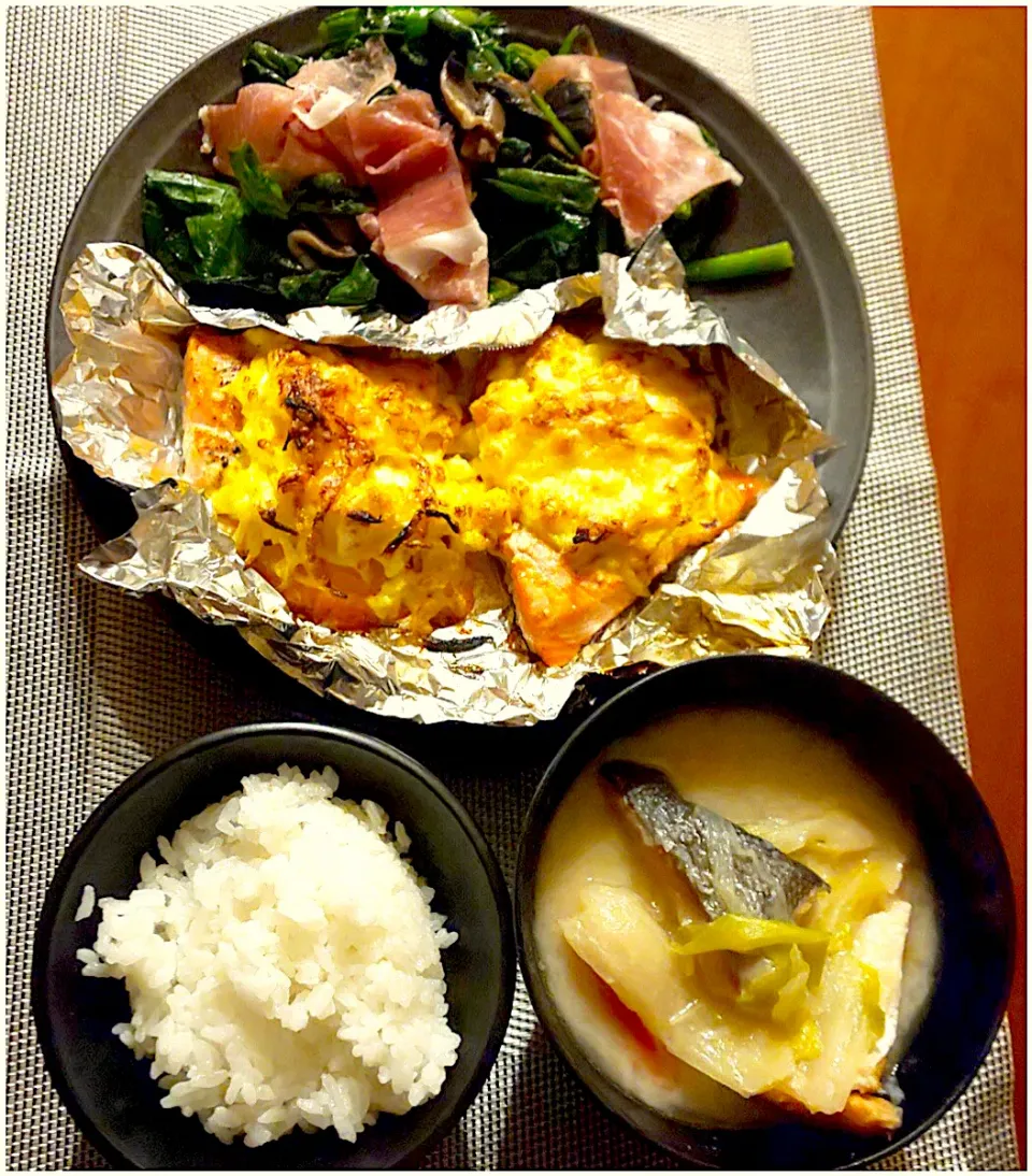 Today's Dinner🍴ほうれん草とﾏｯｼｭﾙｰﾑのﾊﾞﾀｰｿﾃｰw/生ﾊﾑ･ｻｰﾓﾝのﾀﾙﾀﾙﾁｰｽﾞ焼き･白飯･三平汁|🌈Ami🍻さん