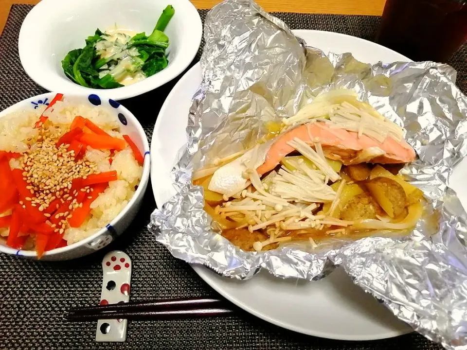 鮭のホイル焼き
にんじんご飯 菜の花の味噌マヨソースがけ|いちみさん