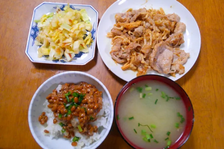 １月９日　豚肉とえのきの塩レモンの炒め物　キャベツの梅和え　納豆　お味噌汁|いもこ。さん