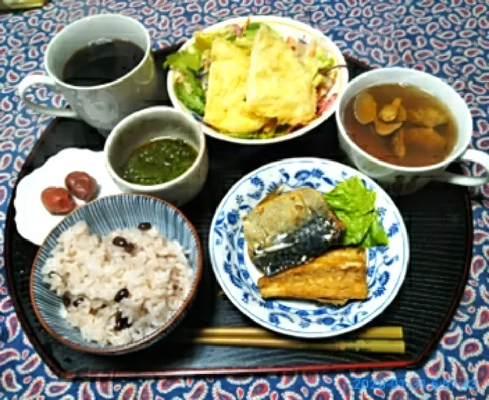 よねばーばの朝ごはん
赤飯
鯖の照焼き
あさり汁
もずく酢
れんこんの天ぷら、野菜サラダ、
コーヒー|yoneばーばさん