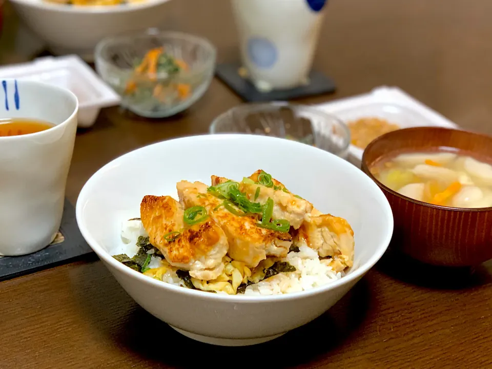 Snapdishの料理写真:🌸 鶏肉の味噌照り丼 🌸|たんちゃんさん