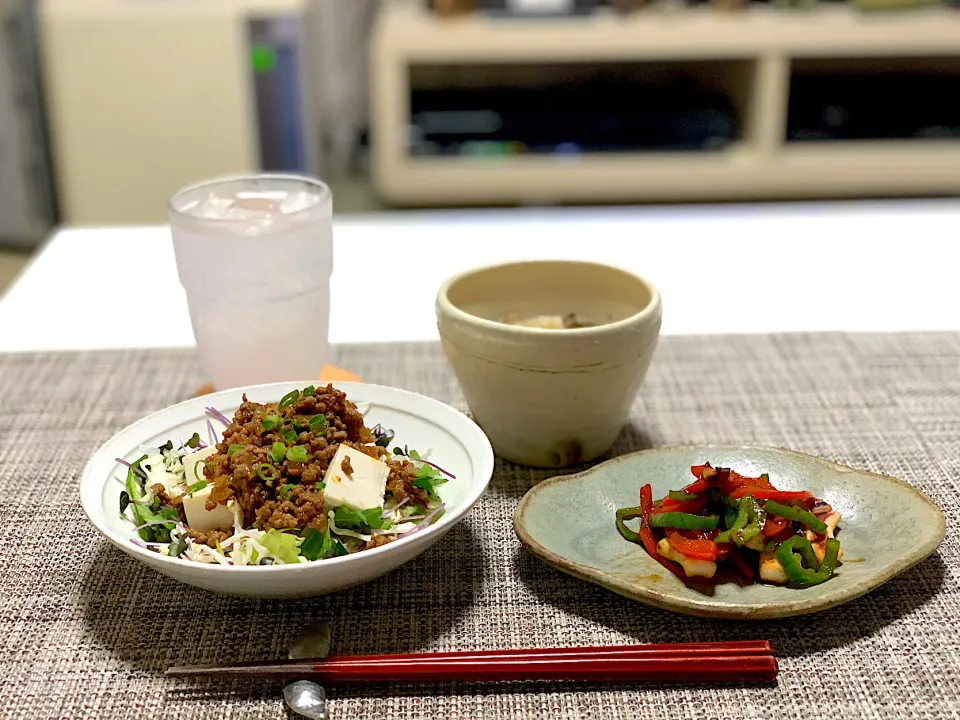 晩酌ごはん。
豆腐とピリ辛そぼろのサラダ、イカとピーマンのオイスターソース炒め、ロールキャベツのスープ。|yukiさん