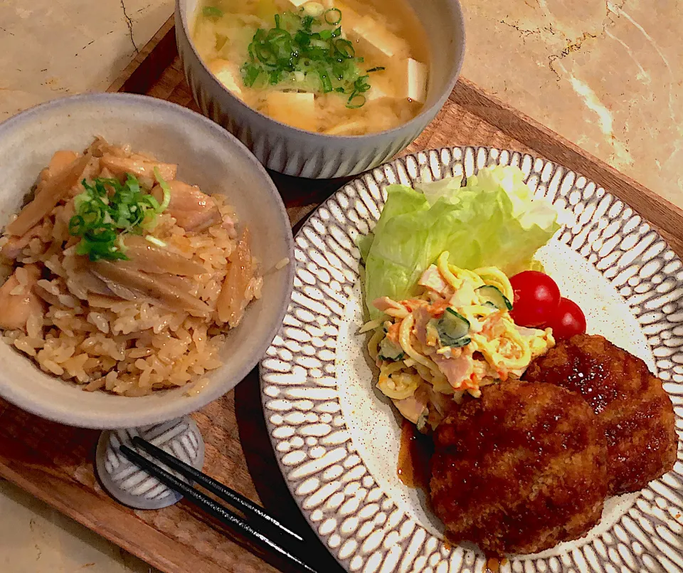 おうちでメンチカツ定食(*^▽^*)キャベツ入りメンチカツと鶏ゴボウご飯とスパサラとお豆腐と長ネギのお味噌汁。美味しかった〜(∩ˊᵕˋ∩)･*|AXさん