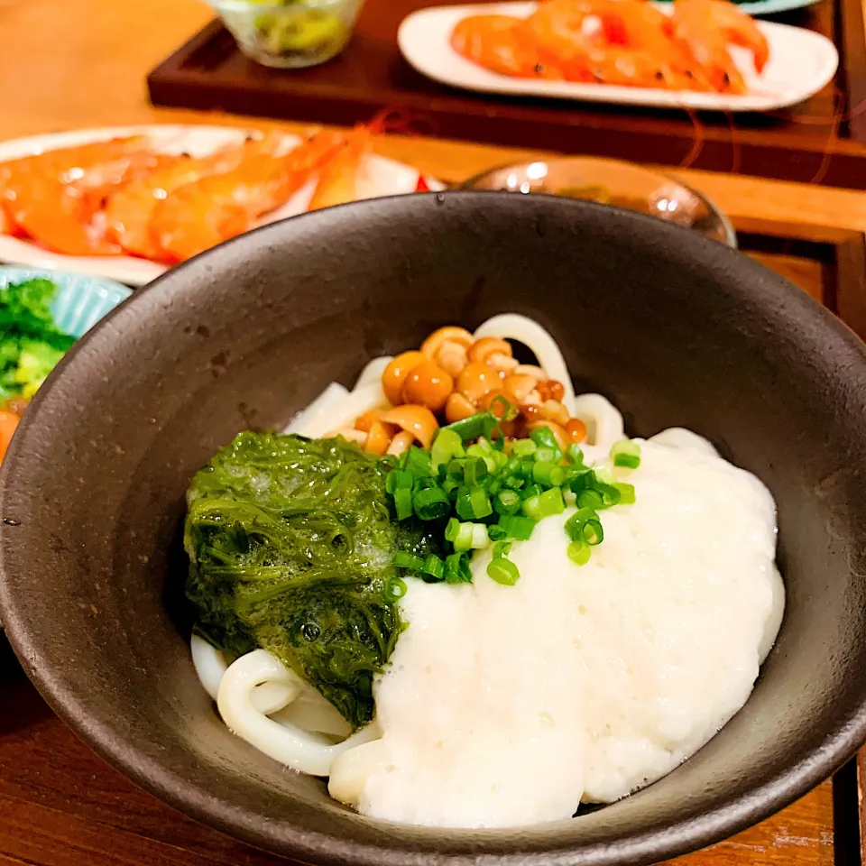 ネバネバぶっかけうどん🍄なめこ・めかぶ・とろろ|いちごさん