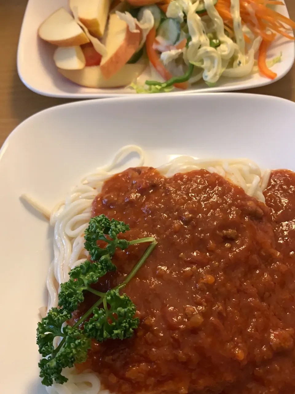 懐かしのソフト麺、ミートソースとサラダ|駄菓子屋さん