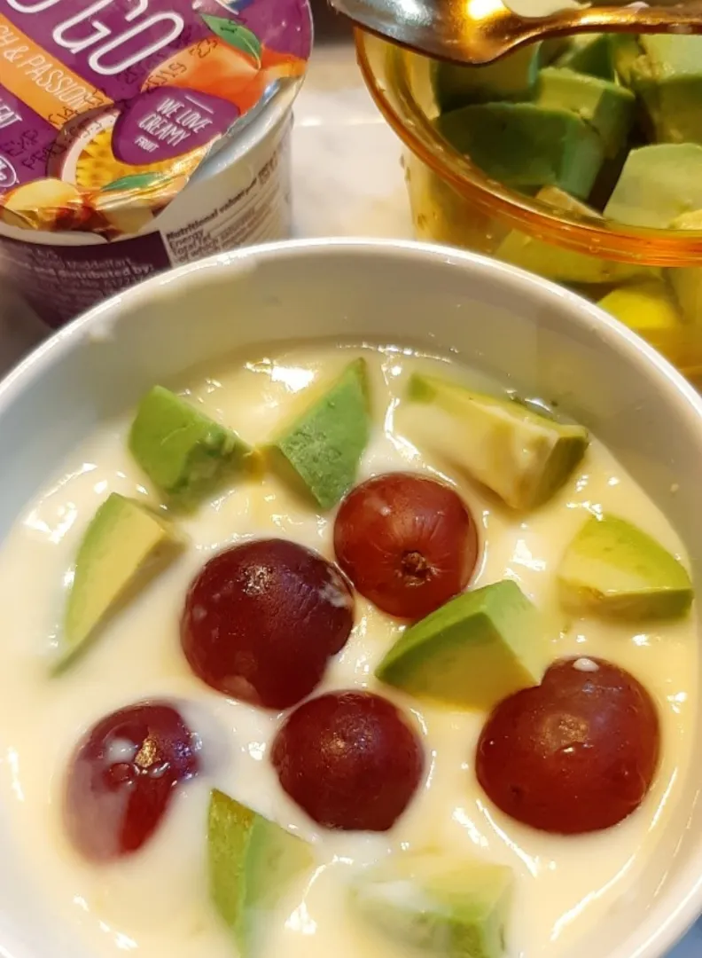 Snapdishの料理写真:🍑 peach & passion fruit Yogurt mix 🍇grape N 🥑avacado|ģřãçîöůşさん