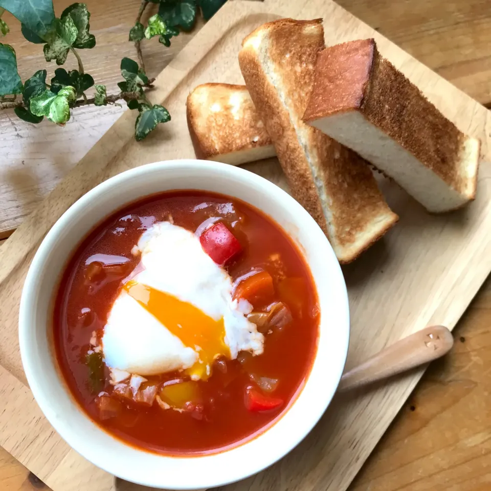 🍅とっても濃厚❗️1杯でトマト4個分、野菜6種の具沢山スープと　こんがりトースト🍞でランチ🍴|Hollyさん