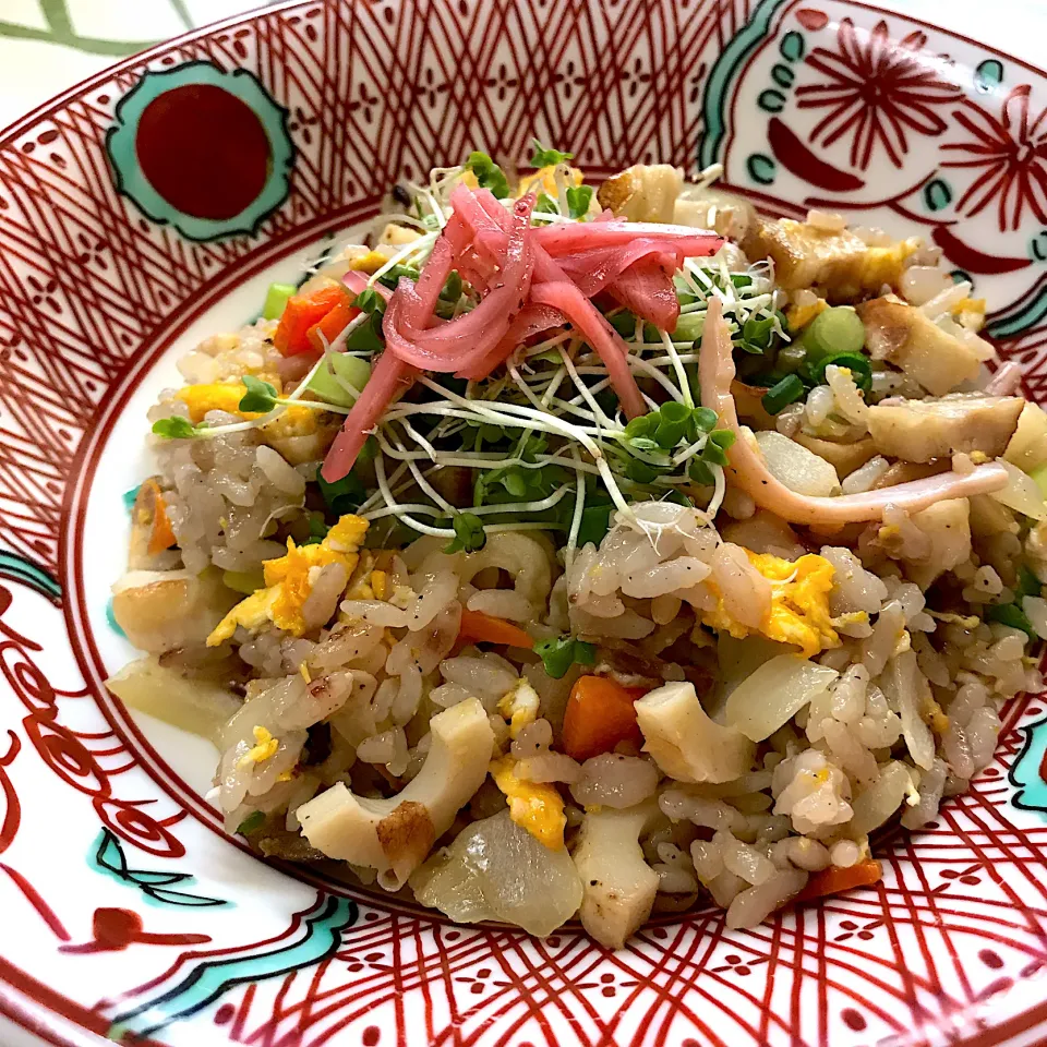 Snapdishの料理写真:トロトロ焼豚、イカの麹塩辛、ビタミン竹輪の炒飯🤗グラムマサラが隠し味～✨|てるみさん