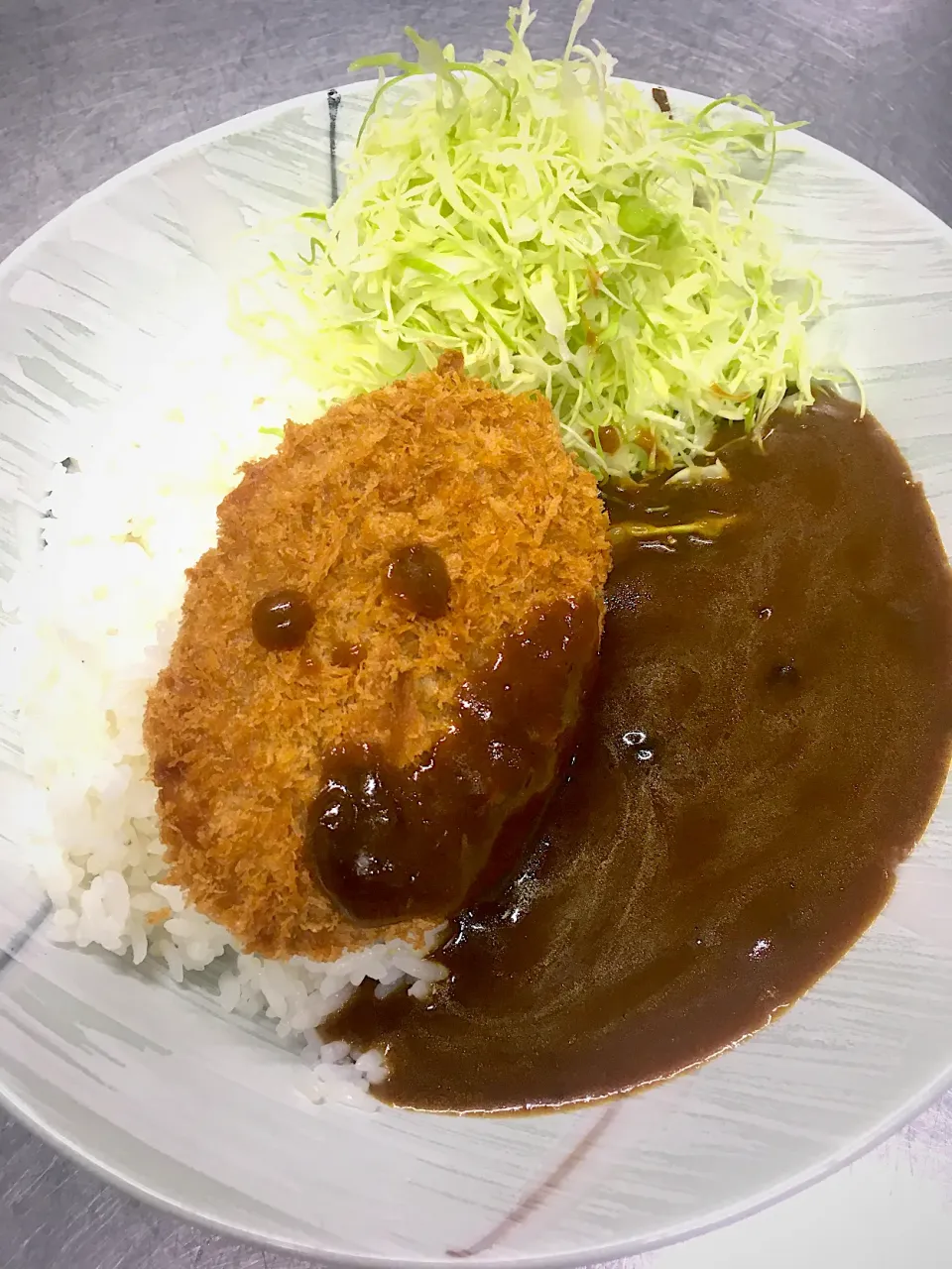 今日のお昼の賄いごはんは「コロッケカレー」|内気なjohnnyさん