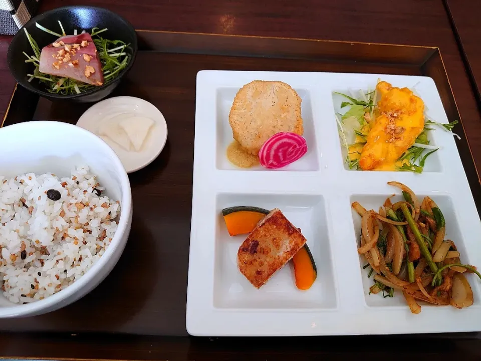 点心ランチ☀️🍴
●鮮魚のお刺身サラダ
●季節のお料理4品
●自家製漬物
●十八穀米ご飯

@中国菜房くどう|yokoさん