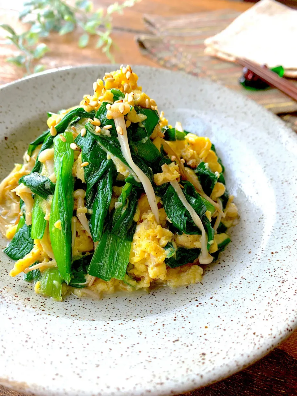 中華料理人に教えてもらった絶品ニラ玉を、おうちのキッチンで作れるようにアレンジ。たまごしっとりえのきニラ玉|呑兵衛料理家 おねこさん