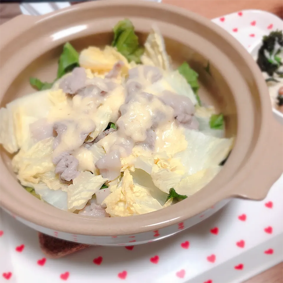 Snapdishの料理写真:白菜と豚肉と菜ばなとモヤシの酒とろけるチーズ蒸し焼き•*¨*•.¸¸☆*･ﾟ   味付けは…酒と鶏がら顆粒と塩コショウのみ…😊‪‪❤︎‬"|ぁゃ🍃さん