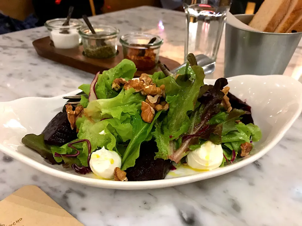 Roasted beetroot with mixed green, walnuts and goat cheese|Sky Blueさん