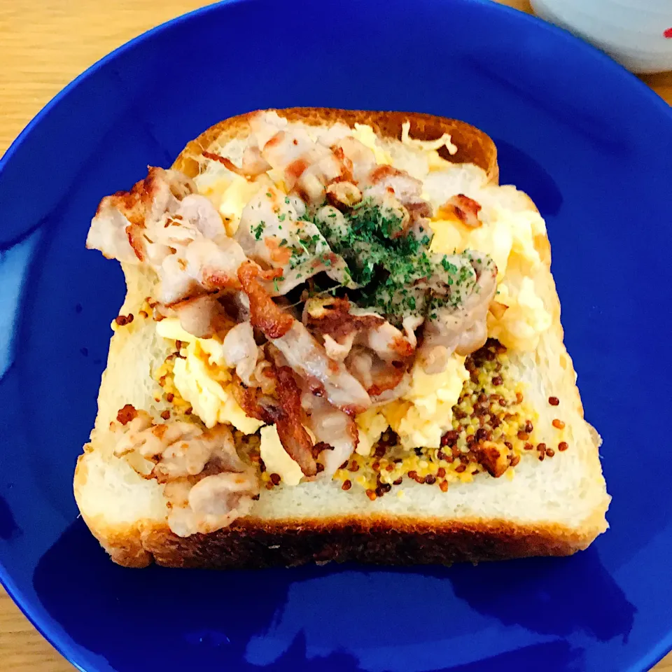 スクランブルエッグ🍳×カリカリ豚バラ焼きのオープンサンド|りりさん
