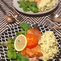 フライパンとレンジで簡単♪♪ツンと香るわさび風味の【チキンの濃厚アボタルソース】🥑🍴♪