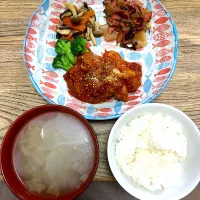 Snapdishの料理写真:チキンのトマト煮、にんじんときのこのバター炒め、かぶと鮭の塩昆布炒め、大根と白菜のスープ|mayaさん