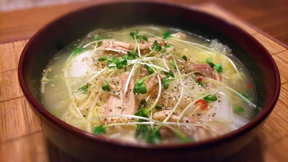 Snapdishの料理写真:ﾊﾟｽﾀ麺で鶏塩ﾗｰﾒﾝ🍜
の晩ごはん✨|kaz(*･ω･)さん